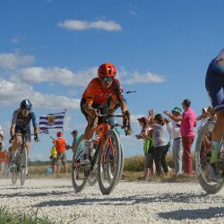 El ciclista francés del equipo TotalEnergies, Anthony Turgis, recorre un sector de grava durante la novena etapa de la 111.a edición de la carrera ciclista del Tour de Francia, etapa de 199 km con salida y llegada en Troyes. | Foto:Thomas Samson / AFP