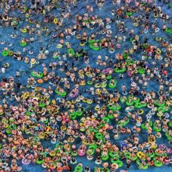 Esta foto muestra a personas refrescándose en un parque acuático en Nanjing, en la provincia de Jiangsu, en el este de China. | Foto:AFP