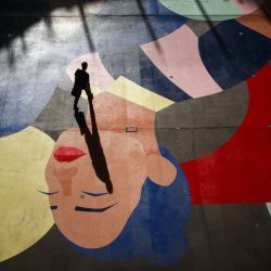 Esta fotografía muestra a un peatón que proyecta una sombra mientras camina dentro del centro comercial Westfield "Les Halles", en el centro de París. | Foto:DIMITAR DILKOFF / AFP