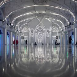 Imagen de visitantes en un parque temático cubierto de hielo y nieve, en Harbin, en la provincia de Heilongjiang, en el noreste de China. Con un área construida de 23.800 metros cuadrados, el parque ha establecido el récord mundial Guinness como el parque temático cubierto de hielo y nieve más grande del mundo. | Foto:Xinhua/Zhang Tao