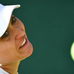 La española Paula Badosa mira la pelota mientras se la devuelve a la croata Donna Vekic durante su partido de tenis individual femenino en el séptimo día del Campeonato de Wimbledon 2024 en el All England Lawn Tennis and Croquet Club en Wimbledon, al suroeste de Londres. | Foto:Ben Stansall / AFP