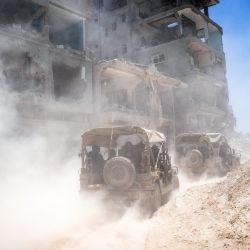 Vehículos del ejército israelí transportan a un grupo de soldados y periodistas dentro del sur de la Franja de Gaza. El ejército israelí invitó a los periodistas a un recorrido por Rafah, donde el ejército ha estado operando desde el 6 de mayo. | Foto:Ohad Zwigenberg / POOL / AFP