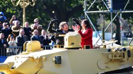 El presidente Javier Milei y la Vice presidenta Victoria Villarruel abordo de un Tanque en el desfile militar del 9 de julio