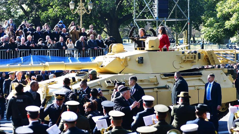 El presidente Javier Milei y la Vice presidenta Victoria Villarruel abordo de un Tanque en el desfile militar del 9 de julio