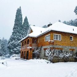 El Hotel Tronador, cercano a Bariloche, volvió a abrir en invierno. 