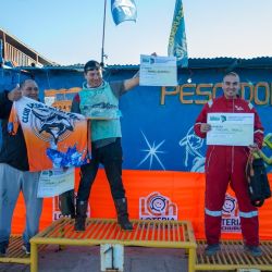 Pescadores provenientes de distintos lados de la provincia de Chubut, Santa Cruz, Neuquén, Río Negro y Chile se apostaron en la extensión de línea de costa de 4 km. 