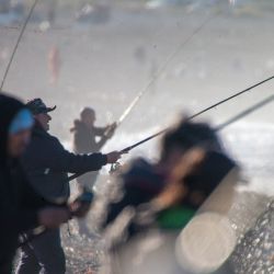 Pescadores provenientes de distintos lados de la provincia de Chubut, Santa Cruz, Neuquén, Río Negro y Chile se apostaron en la extensión de línea de costa de 4 km. 