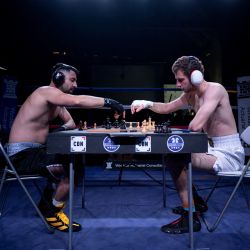 El Chessboxer Shayan Zarein Dolab compite contra Martin Neu en el Festival Chox Con Chessboxing celebrado en Worstead Estate en Smallburgh, cerca de Norwich, este de Inglaterra. El evento deportivo híbrido, promovido por Chessboxing Nation, requiere que los participantes compitan en rondas alternas de 3 minutos de ajedrez y boxeo. El ganador lo determina el competidor que primero noquea o da jaque mate a su oponente. | Foto:OLI SCARFF / AFP