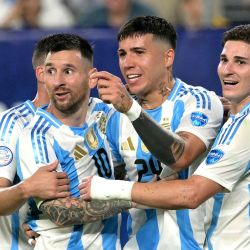 El delantero argentino Lionel Messi celebra marcar el segundo gol de su equipo con sus compañeros durante el partido de fútbol semifinal del torneo Conmebol Copa América 2024 entre Argentina y Canadá en el estadio MetLife, en East Rutherford, Nueva Jersey. | Foto:JUAN MABROMATA / AFP