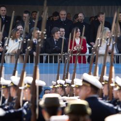 El presidente argentino, Javier Milei y la vicepresidenta argentina, Victoria Villarruel, reaccionan durante el desfile militar en el marco de las celebraciones por el 208º aniversario de la Declaración de la Independencia, en la ciudad de Buenos Aires. | Foto:Xinhua/Martín Zabala