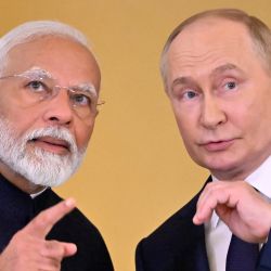El presidente ruso, Vladimir Putin, y el primer ministro indio, Narendra Modi, asisten a una ceremonia para condecorar al primer ministro de la India con la Orden de San Andrés el Apóstol Primero Llamado tras sus conversaciones en el Kremlin de Moscú. | Foto:Alexander Nemenov / AFP