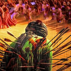 Esta imagen de doble exposición muestra una pancarta con una imagen que representa el asesinato del nieto del profeta Mahoma, el Imam Hussein, en el siglo VII, superpuesta a musulmanes chiítas que participan en un ritual de duelo en la ciudad de Basora, en el sur de Irak. | Foto:Hussein Faleh / AFP
