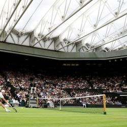 Imagen de Holger Rune devolviendo la pelota durante el partido de la cuarta ronda de individuales masculinos entre Novak Djokovic, de Serbia, y Holger Rune, de Dinamarca, en el Campeonato de Tenis de Wimbledon, en Londres, Reino Unido. | Foto:Xinhua/Li Ying