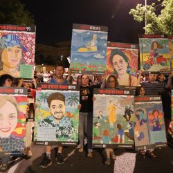 Imagen de personas participando en una protesta exigiendo el alto al fuego inmediato y la liberación de rehenes israelíes retenidos en Gaza en medio del actual conflicto entre Israel y Hamas, en la Franja de Gaza, en Jerusalén. | Foto:Xinhua/Chen Junqing
