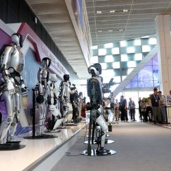 Imagen de un grupo de robots humanoides siendo exhibidos en la entrada de una exposición de la Conferencia Mundial de Inteligencia Artificial (WAIC, por sus siglas en inglés) de 2024 de tres días de duración, en Shanghai, en el este de China. | Foto:Xinhua/Fang Zhe