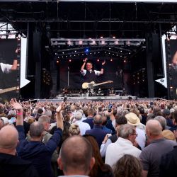 Los miembros de la audiencia aplauden mientras el músico estadounidense Bruce Springsteen y The E Street Band actúan durante su gira mundial 2024 en el recinto ferial Dyrskuepladsen en Odense, Dinamarca. | Foto:Robert Wengler / Ritzau Scanpix / AFP