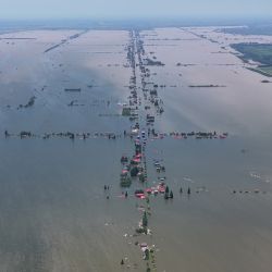 Se ven aldeas y tierras de cultivo inundadas después de una brecha en el terraplén en la orilla del lago Dongting en el condado de Huarong, en la provincia central de Hunan, China. La brecha de 226 metros inundó tierras de cultivo y obligó a casi 6.000 personas a evacuar de zonas cercanas. | Foto:AFP