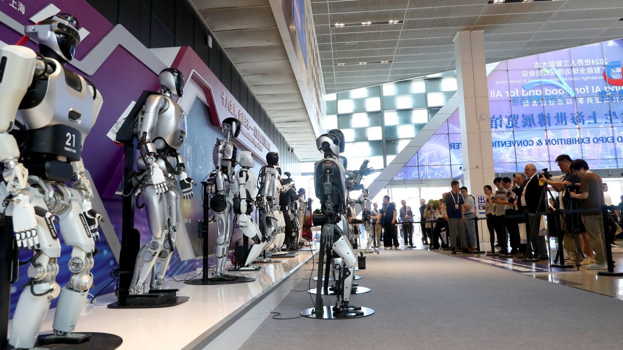 Imagen de un grupo de robots humanoides siendo exhibidos en la entrada de una exposición de la Conferencia Mundial de Inteligencia Artificial (WAIC, por sus siglas en inglés) de 2024 de tres días de duración, en Shanghai, en el este de China. | Foto:Xinhua/Fang Zhe