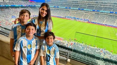Antonela Roccuzzo junto a sus hijos en el partido entre Argentina y Canadá