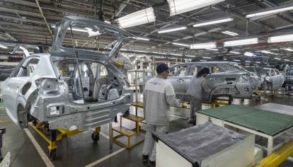 Stellantis anunció el inicio de la producción de la segunda generación del SUV compacto en la planta de El Palomar. Parabrisas visitó la fábrica y habló con dos de los responsables del proceso productivo. Mirá el video.