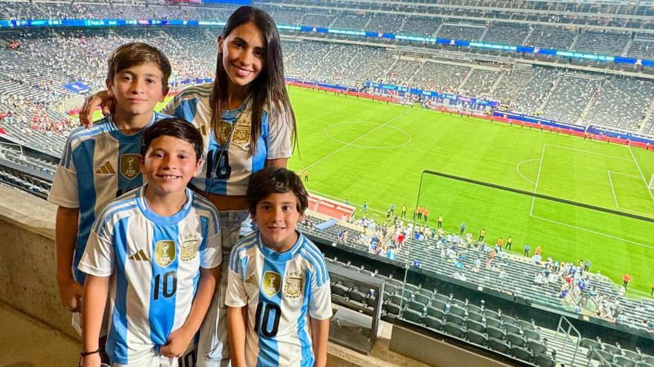 Antonela Roccuzzo junto a sus hijos en la semifinal de la copa américa