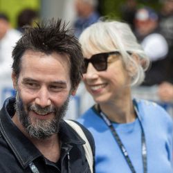 El actor estadounidense Keanu Reeves asiste al Gran Premio de Motociclismo de Alemania en el circuito de Sachsenring en Hohenstein-Ernstthal, en el este de Alemania. | Foto:Radek Mica / AFP