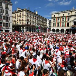 La gente asiste al despertar de la mascota del Rey León frente al ayuntamiento para conmemorar el día del niño durante la 92ª 'Fetes de Bayonne' (festival de la feria de Bayona) en Bayona, suroeste de Francia. | Foto:GAIZKA IROZ / AFP