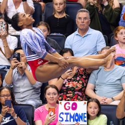 La gimnasta estadounidense Simone Biles compite en la bóveda, uno de las pruebas de gimnasia olímpica de EE. UU. de 2024 en el Target Center de Minneapolis, Minnesota. | Foto:Kerem Yucel / AFP