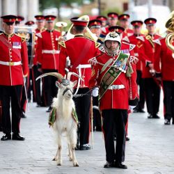 La Royal Welsh forma una guardia de honor junto a la mascota cabra Billy antes de la llegada del rey Carlos III de Gran Bretaña y la reina Camilla de Gran Bretaña para reunirse con miembros del Parlamento de Gales durante una visita para conmemorar el 25º aniversario del Senedd, en Cardiff. | Foto:Chris Jackson / POOL / AFP