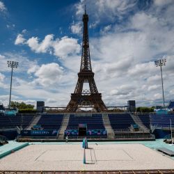 Esta fotografía muestra la Torre Eiffel detrás de las gradas en el sitio de construcción del Estadio de la Torre Eiffel para los próximos Juegos Olímpicos y Paralímpicos de París 2024, que albergarán las competencias de voleibol de playa y fútbol masculino para ciegos, en el Campo de Marte de París. | Foto:DIMITAR DILKOFF / AFP