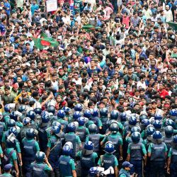 Los estudiantes se pelean con la policía durante una protesta para exigir un sistema basado en el mérito para los trabajos de la administración pública en Dhaka, Bangladesh. | Foto:MUNIR UZ ZAMAN / AFP