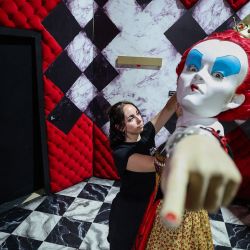 Un empleado construye la figura de la Reina de Corazones de la película Alicia en el país de las maravillas en la exposición inmersiva "El Laberinto de Tim Burton" en Berlín. | Foto:RONNY HARTMANN / AFP