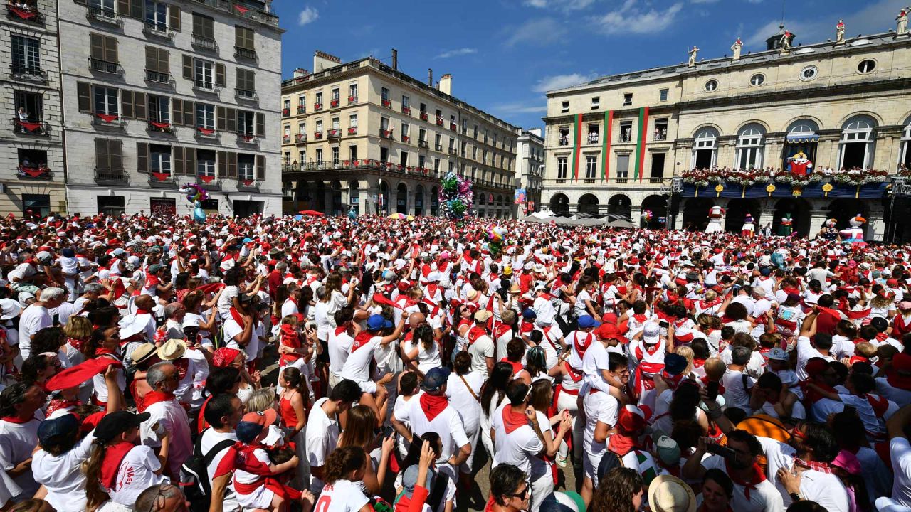 La gente asiste al despertar de la mascota del Rey León frente al ayuntamiento para conmemorar el día del niño durante la 92ª 'Fetes de Bayonne' (festival de la feria de Bayona) en Bayona, suroeste de Francia. | Foto:GAIZKA IROZ / AFP