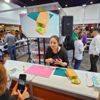 Chef Pastelera elaboró un budín multicolor en la Expo Cupcake en Bs. As.