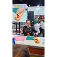 Chef Pastelera elaboró un budín multicolor en la Expo Cupcake en Bs. As.