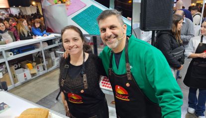 Chef Pastelera elaboró un budín multicolor en la Expo Cupcake en Bs. As.