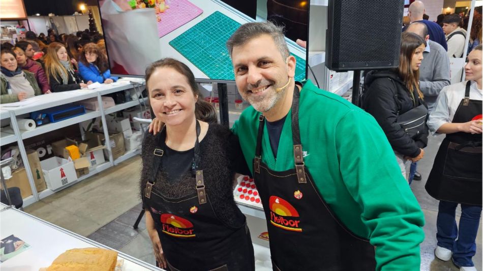 Chef Pastelera elaboró un budín multicolor en la Expo Cupcake en Bs. As.