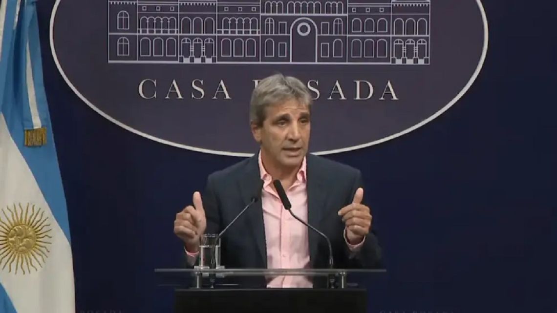 Luis Caputo explicó cómo será la intervención del Gobierno en el mercado del dólar contado con liquidación