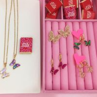 “Accesorios que celebran la amistad por SomosOSADA”