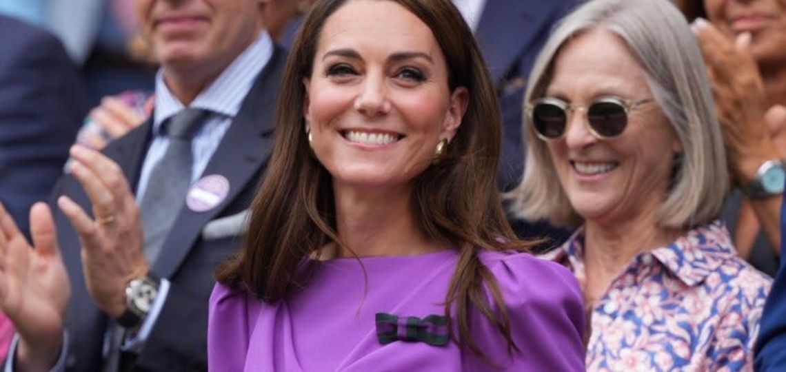 Kate Middleton reaparece en Wimbledon: Un atuendo violeta junto a un mensaje de seguridad
