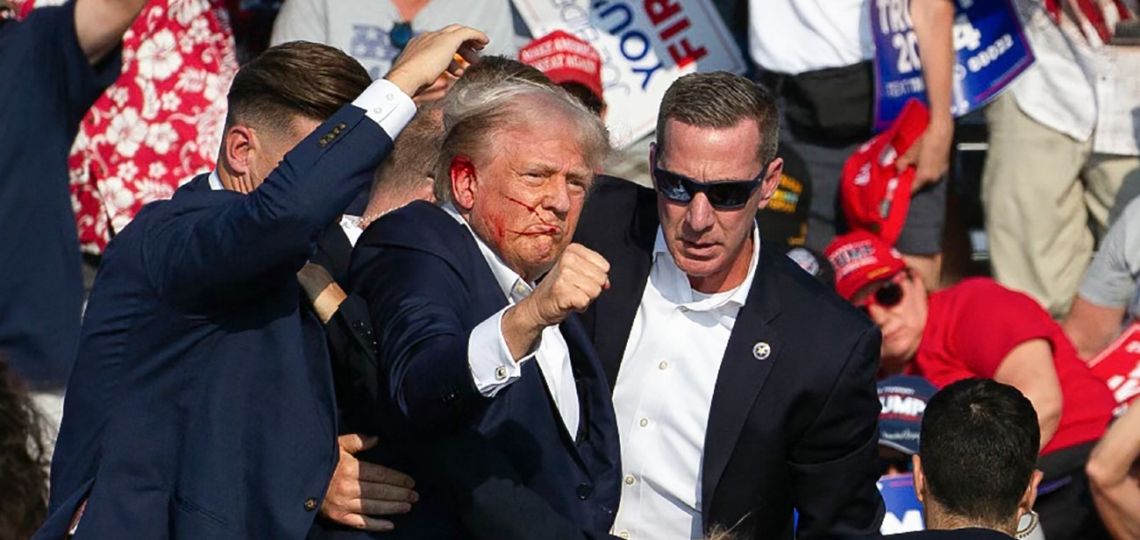 Bloodied Donald Trump survives assassination attempt | Buenos Aires Times