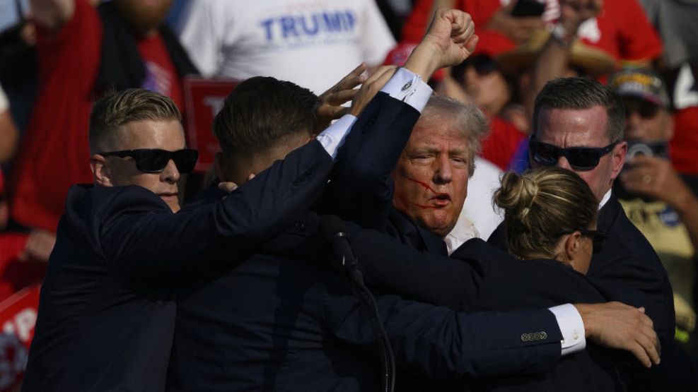 Valiente, Trump fue retirado del lugar del atentado con el brazo en alto.