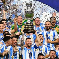 El delantero argentino Lionel Messi levanta el trofeo mientras celebra haber ganado la final del torneo de fútbol Conmebol Copa América 2024 entre Argentina y Colombia en el Hard Rock Stadium, en Miami, Florida. | Foto:Chandan Khanna / AFP