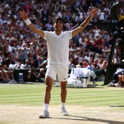 El español Carlos Alcaraz celebra vencer al serbio Novak Djokovic durante su partido final de tenis masculino en el decimocuarto día del Campeonato de Wimbledon 2024 en el All England Lawn Tennis and Croquet Club en Wimbledon, al suroeste de Londres. | Foto:HENRY NICHOLLS / AFP