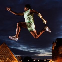 El saltador triple paralímpico francés Arnaud Assoumani posa frente a la Pirámide del Louvre, diseñada por Ieoh Ming Pei, en París, antes de los Juegos Olímpicos y Paralímpicos de París 2024. El Louvre fue construido originalmente como una fortaleza a finales del siglo XII, más tarde se convirtió en una de las principales residencias de los reyes de Francia y, de hecho, es uno de los museos más grandes del mundo. | Foto:FRANCK FIFE / AFP