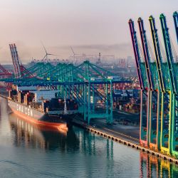 Imagen aérea tomada con un dron de un buque portacontenedores atracando en la terminal inteligente de carbono cero del puerto de Tianjin, en Tianjin, en el norte de China. | Foto:Xinhua/Zhao Zishuo