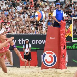 Imagen de Anouk Verge-Depre, de Suiza, salvando la pelota durante el partido de la final femenina entre Svenja Muller/Cinja Tillmann, de Alemania, y Anouk Verge-Depre/Joana Mader, de Suiza, en el Volleyball World Beach Pro Tour Elite 2024, en Viena, Austria. | Foto:Xinhua/He Canling