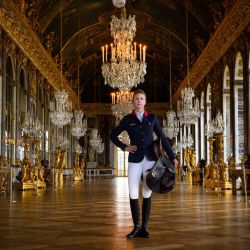 La jinete francesa de salto y campeona olímpica Penélope Leprevost posa en el Salón de los Espejos en el Palacio de Versalles, en Versalles, al suroeste de París, antes de los Juegos Olímpicos de París 2024 y Juegos Paraolímpicos. | Foto:STEFANO RELLANDINI / AFP