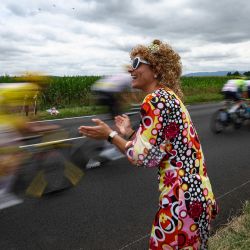 Los espectadores con atuendos coloridos aplauden mientras el pelotón de ciclistas pasa durante la 14ª etapa de la 111ª edición del Tour de Francia, 151,9 km entre Pau y Saint-Lary-Soulan Pla d'Adet, en el Pirineos en el suroeste de Francia. | Foto:ANNE-CHRISTINE POUJOULAT / AFP