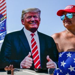 Los partidarios del ex presidente estadounidense y candidato presidencial republicano Donald Trump participan en la caravana "In Trump we Trust" cerca de su resort Mar-a-Lago en West Palm Beach, Florida, después de un aparente intento de asesinarlo en una manifestación en Pensilvania. | Foto:Giorgio Viera / AFP